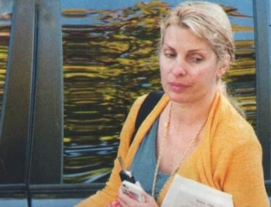 Άβαφη και με κόκκινα στίγματα στο πρόσωπό της η Ελένη Μενεγάκη (φωτό)